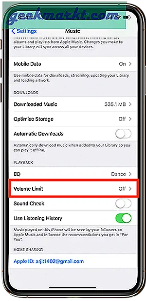 Ada pengaturan tersembunyi di aplikasi Musik yang disebut 'Sound Check' yang memungkinkan Anda memanfaatkan kekuatan penuh speaker iPhone, EarPods, AirPods, atau bahkan speaker Bluetooth.